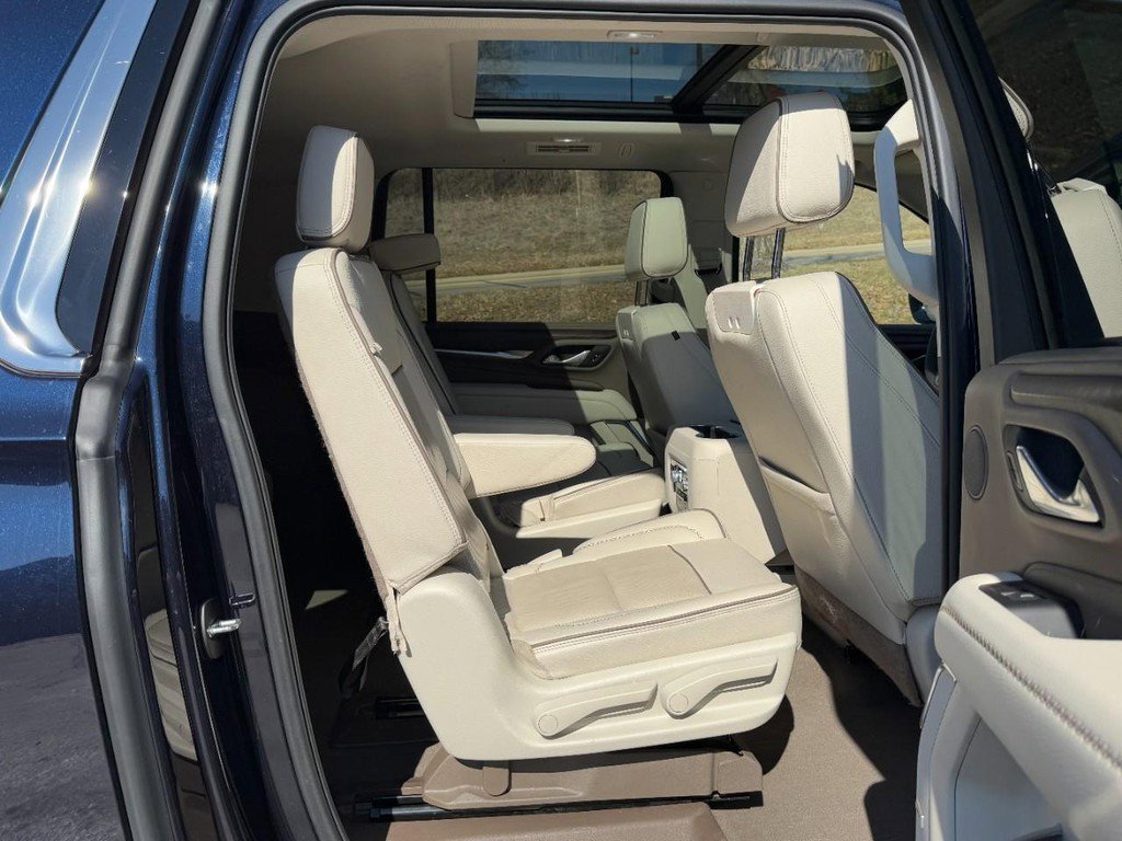 Used 2024 GMC Yukon XL Denali w/ Advanced Technology Package image 10