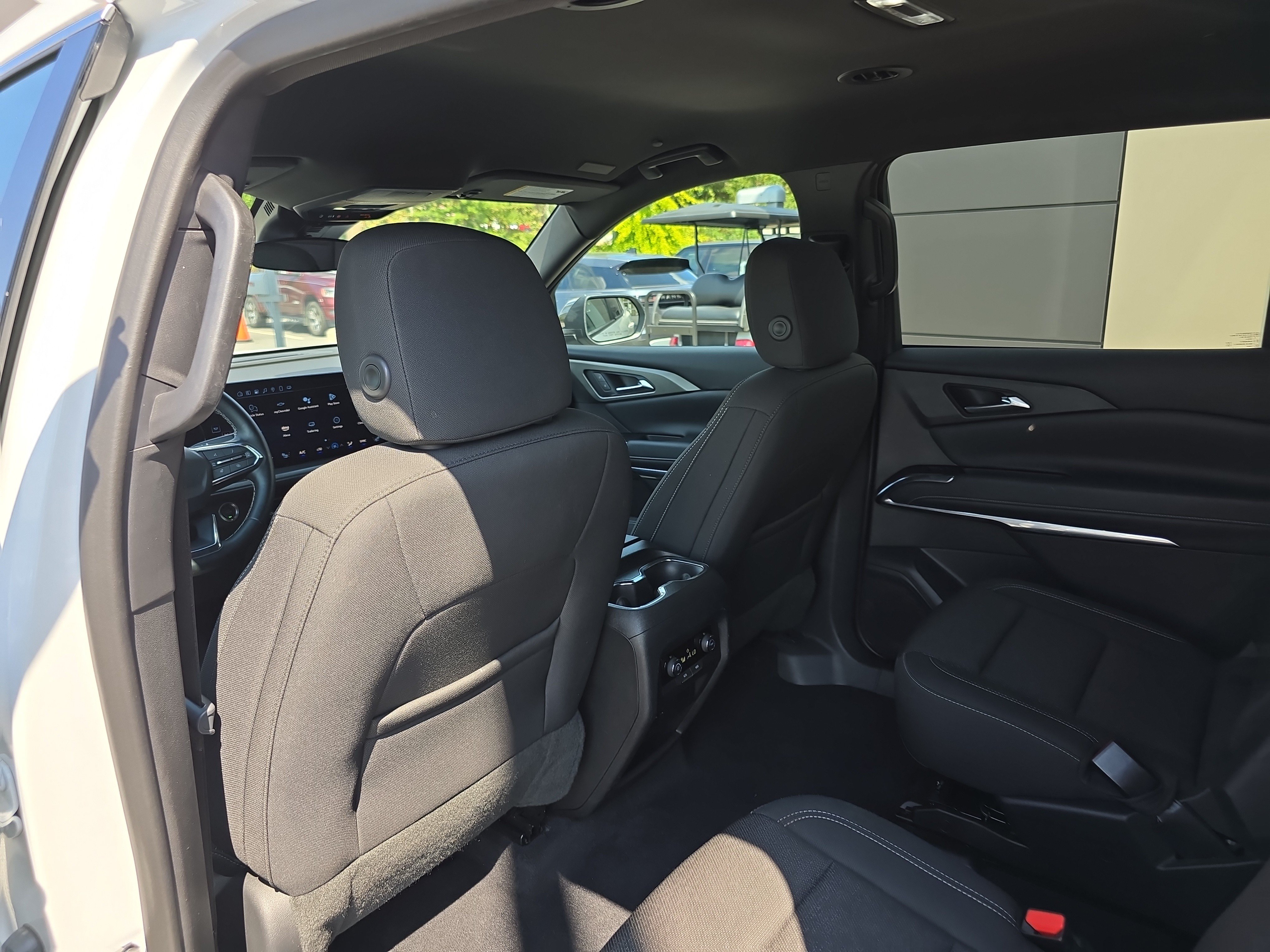 Used 2025 Chevrolet Traverse LT FWD image 16
