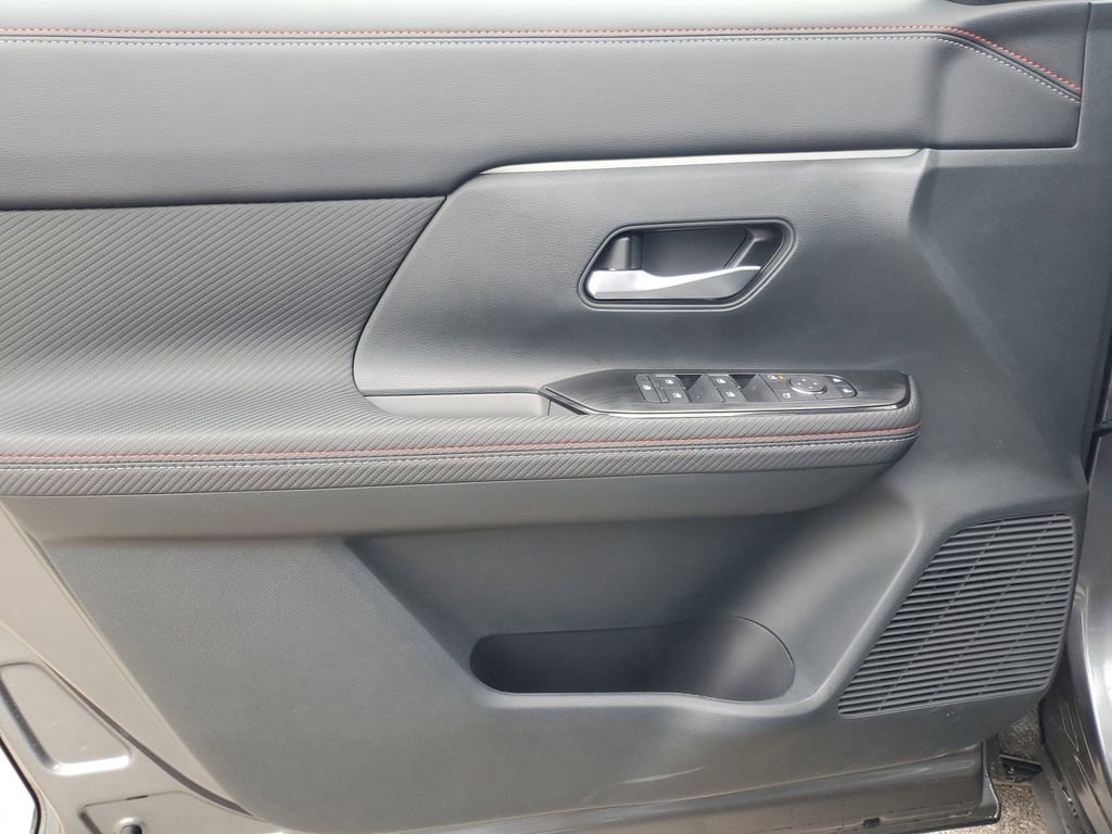 New 2025 Nissan Kicks SR image 10