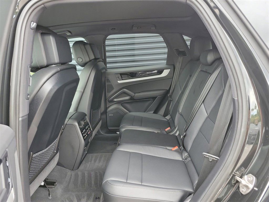 Certified 2025 Porsche Cayenne image 24