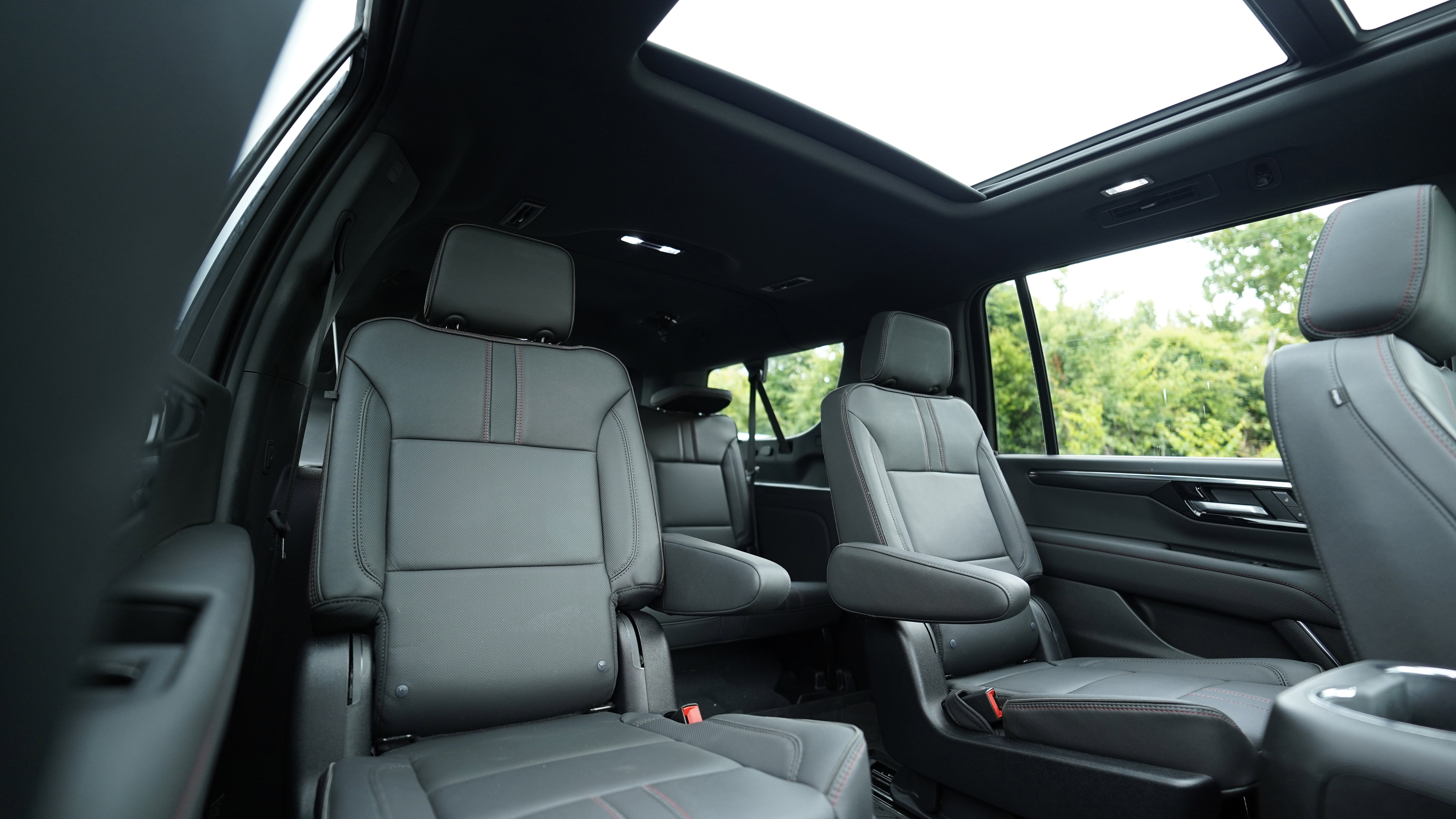 Used 2025 Chevrolet Suburban RST AWD/4WD image 12