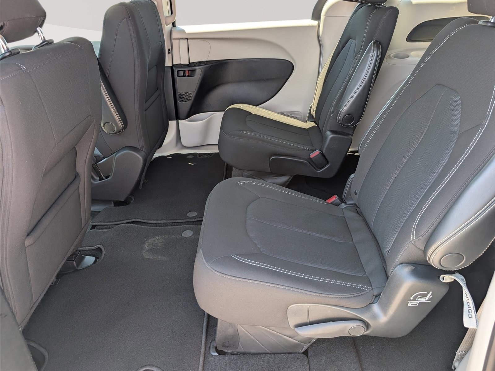 Used 2023 Chrysler Voyager LX FWD image 15