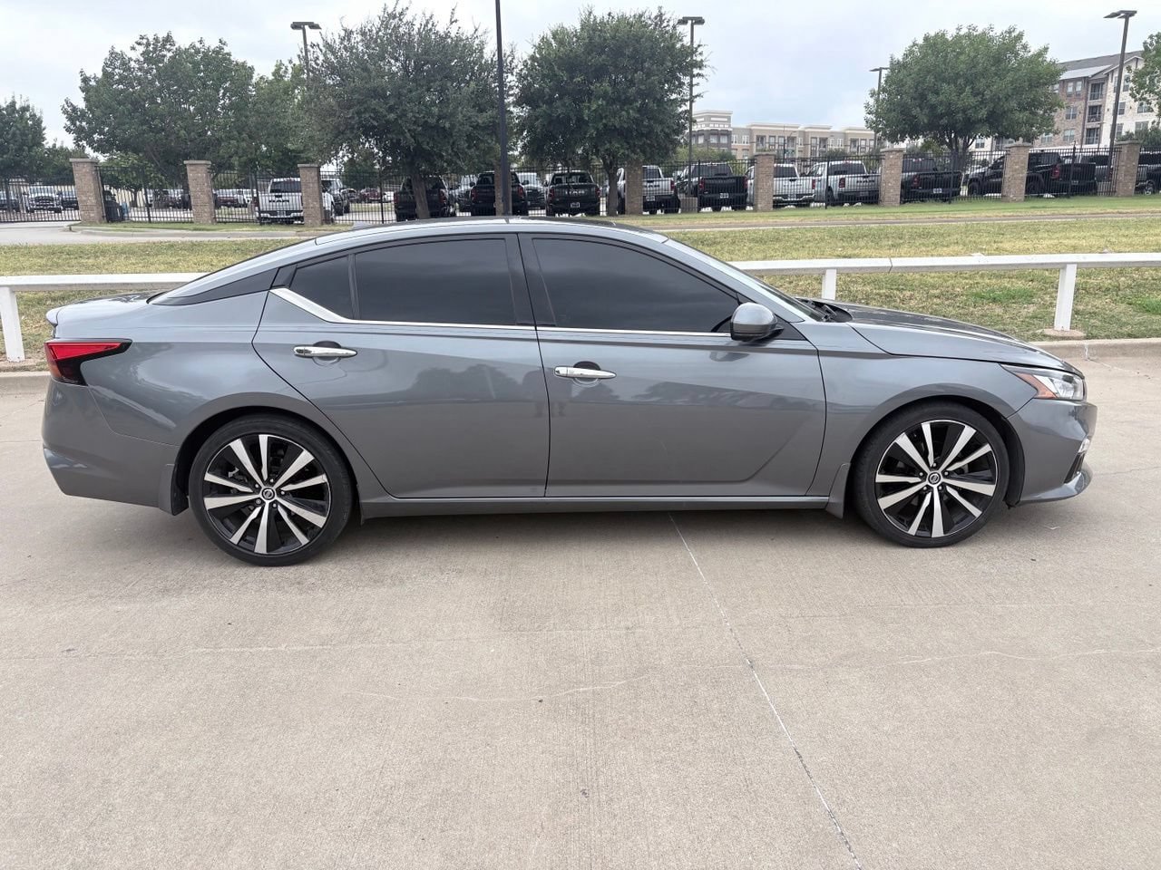 Used 2019 Nissan Altima 2.0 Platinum FWD image 3