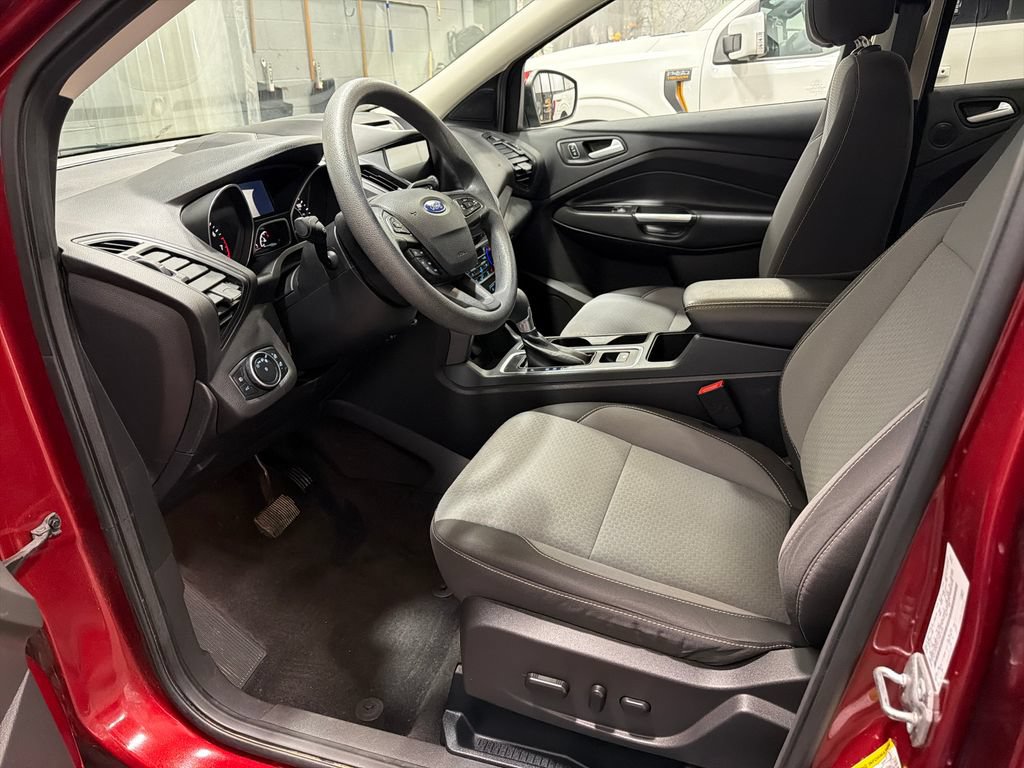 Used 2017 Ford Escape SE w/ Equipment Group 201A AWD/4WD image 3