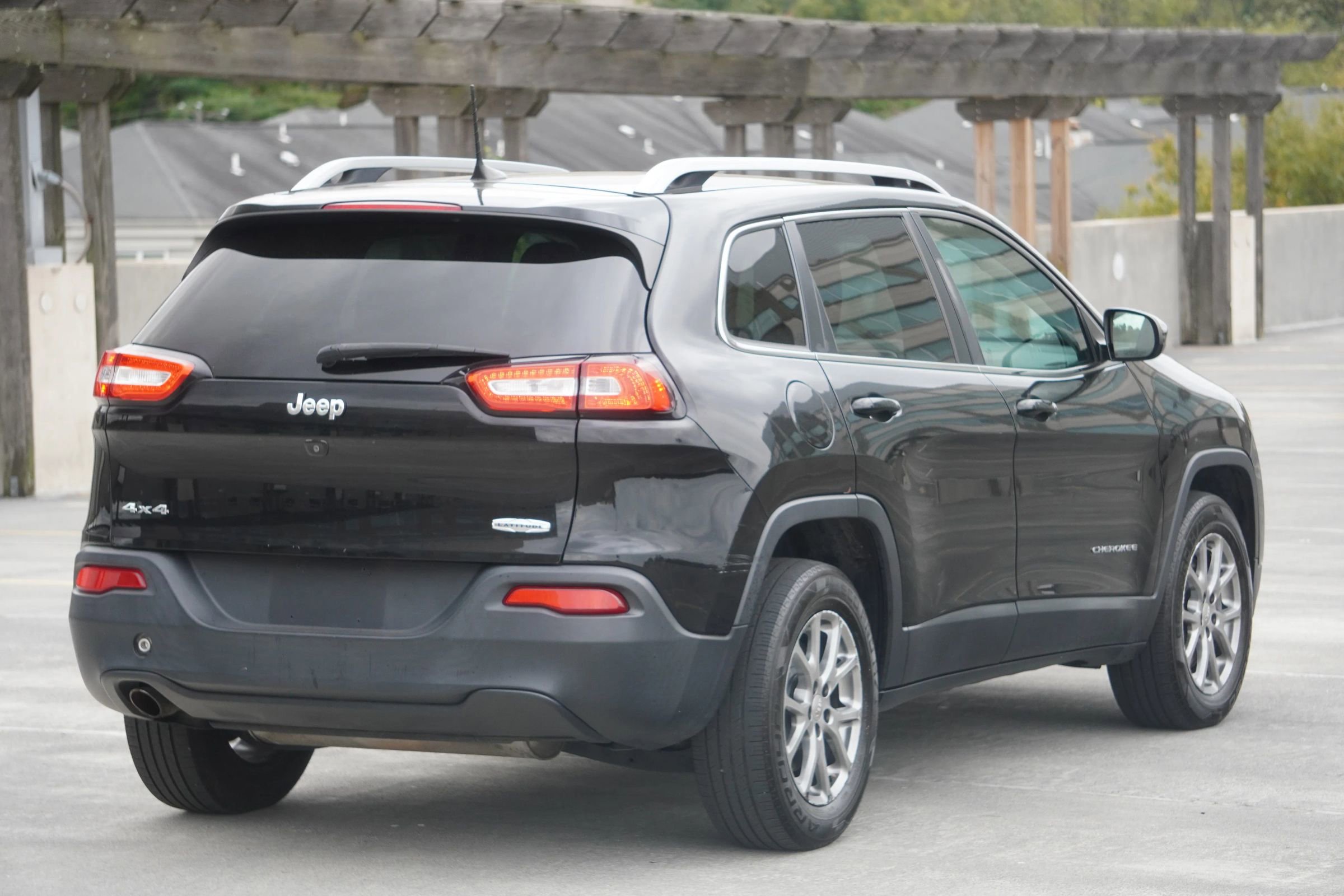 Used 2018 Jeep Cherokee Latitude Plus w/ Cold Weather Group image 5