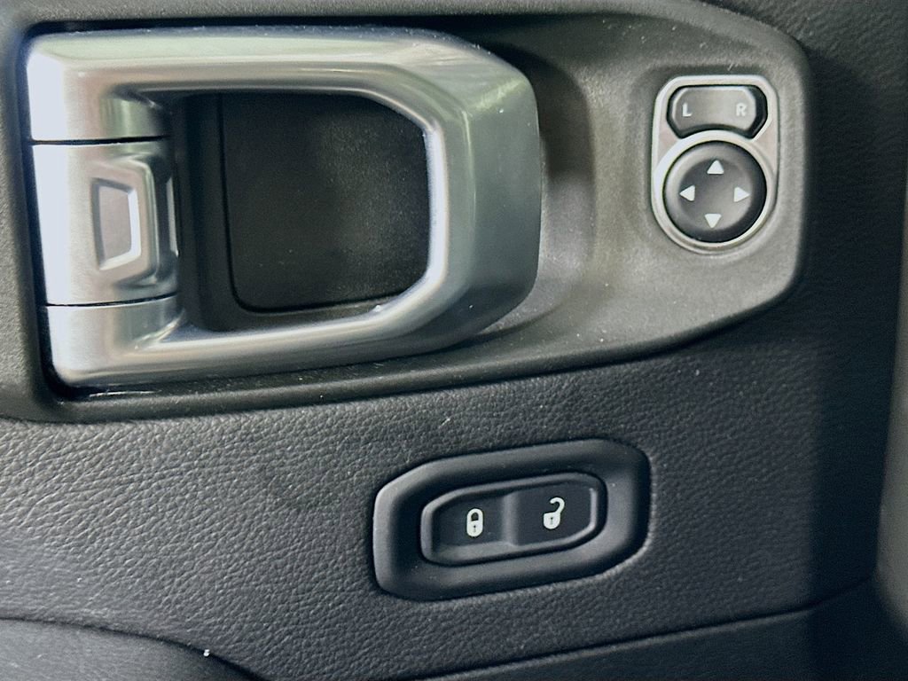 Used 2023 Jeep Wrangler Unlimited Sahara AWD/4WD image 20