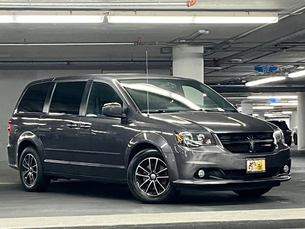 Used 2017 Dodge Grand Caravan SXT w/ Driver Convenience Group FWD image 2