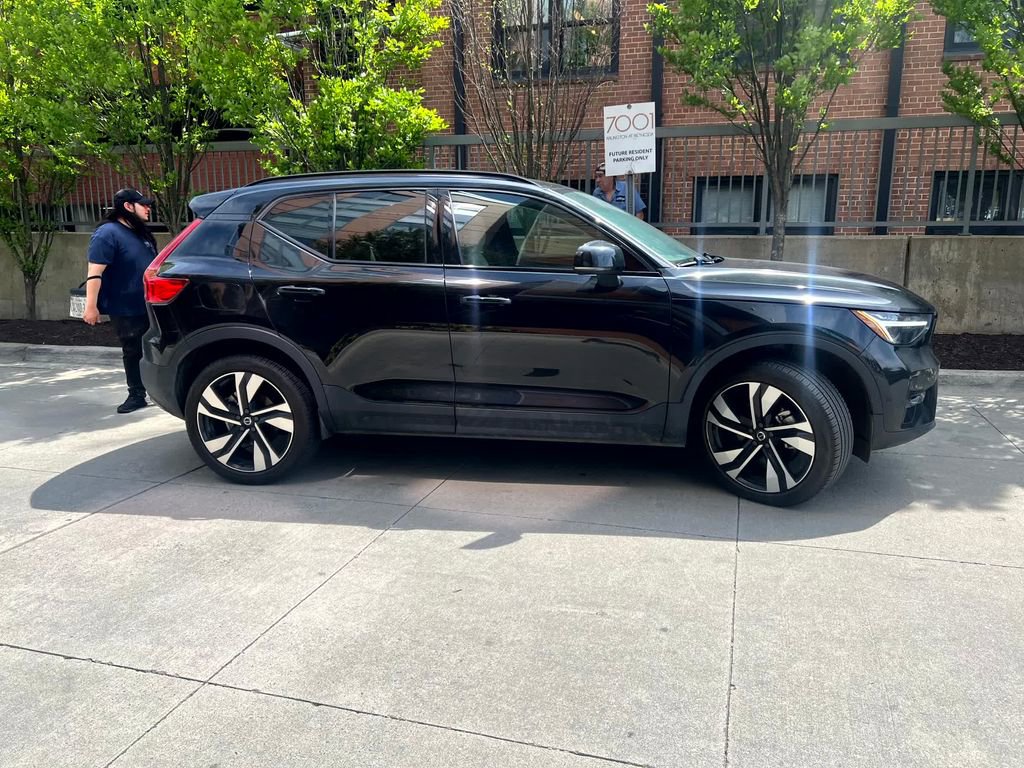 Used 2023 Volvo XC40 B5 Plus w/ Driver Assist Package image 4