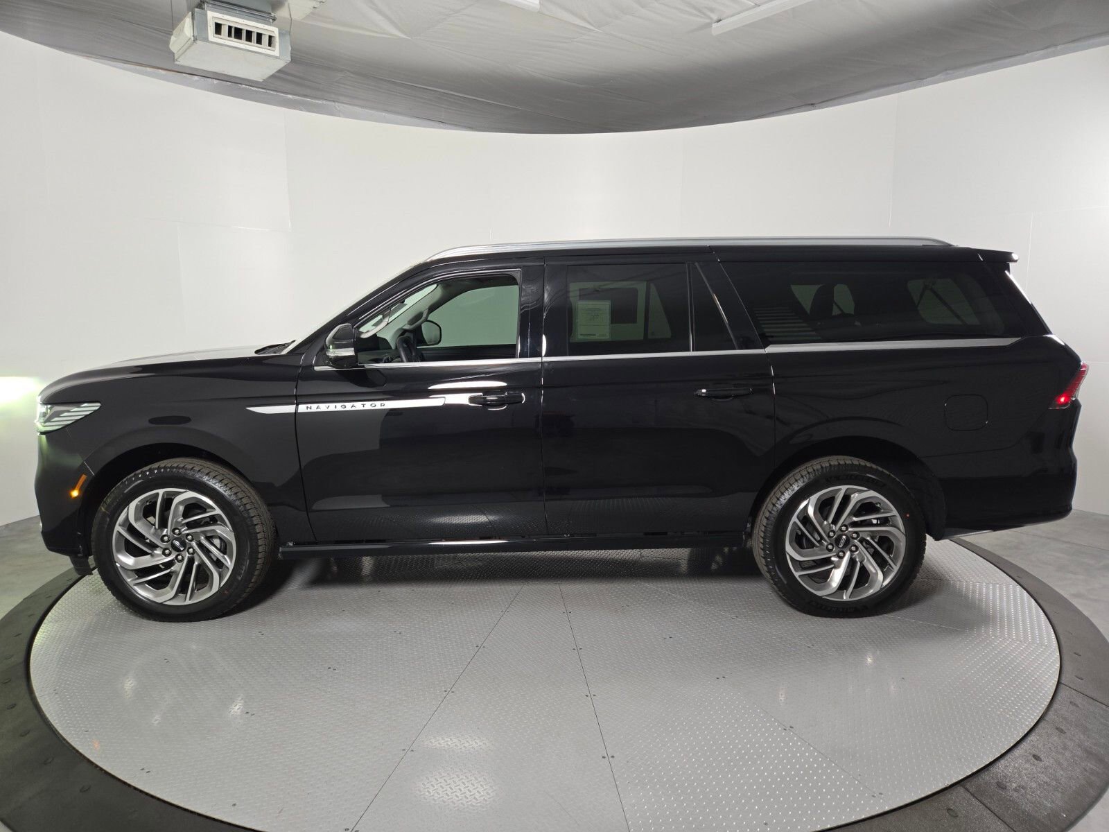 New 2025 Lincoln Navigator L Reserve image 8