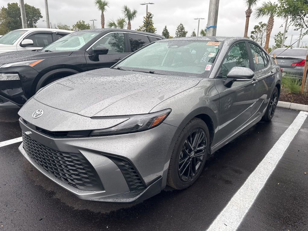 Used 2025 Toyota Camry SE image 1