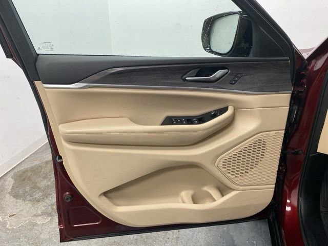 Used 2023 Jeep Grand Cherokee Limited w/ Luxury Tech Group II image 24