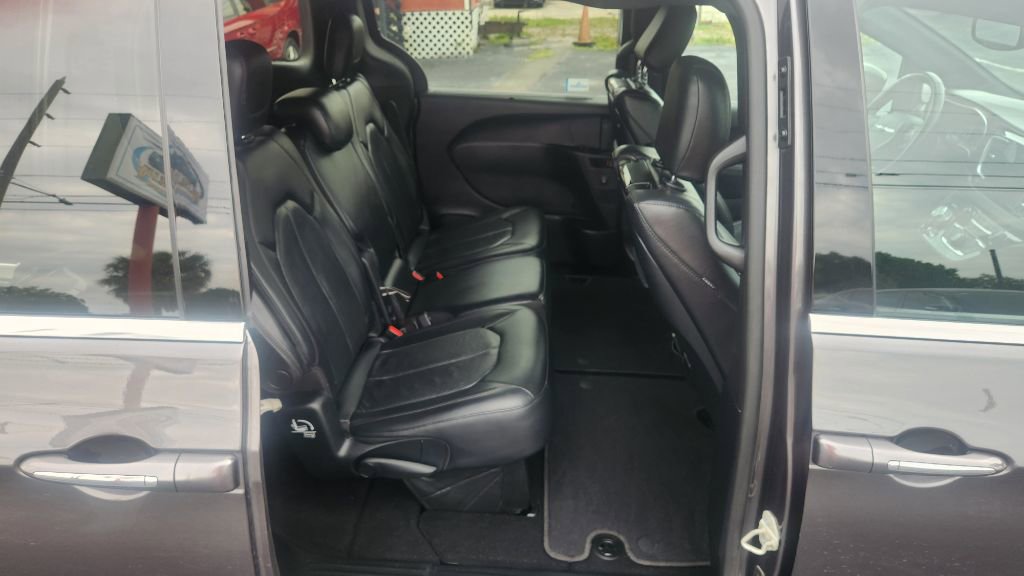 Used 2019 Chrysler Pacifica Touring-L FWD image 13