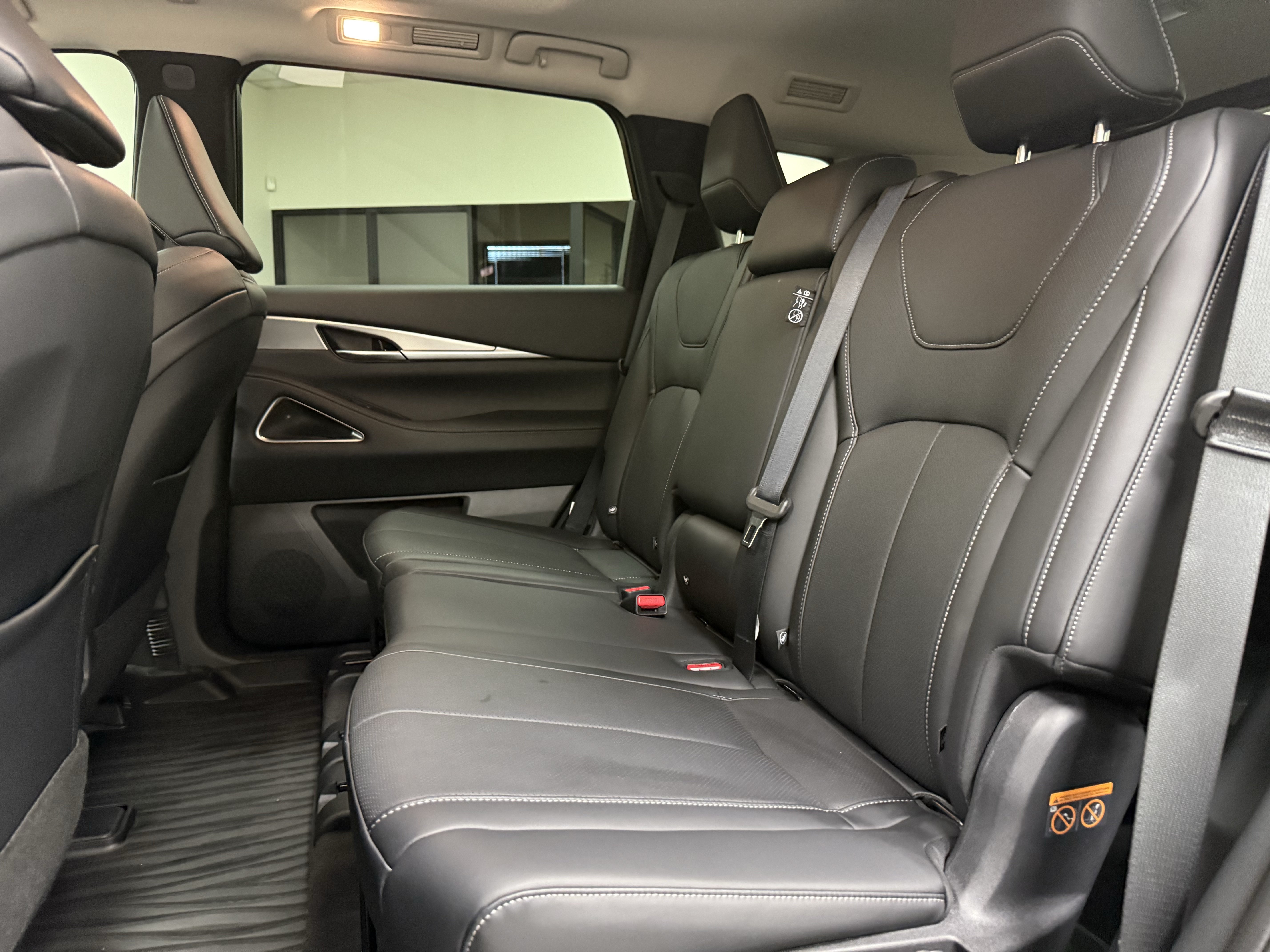 Certified 2027 INFINITI QX60 Luxe w/ Cargo Package FWD image 16