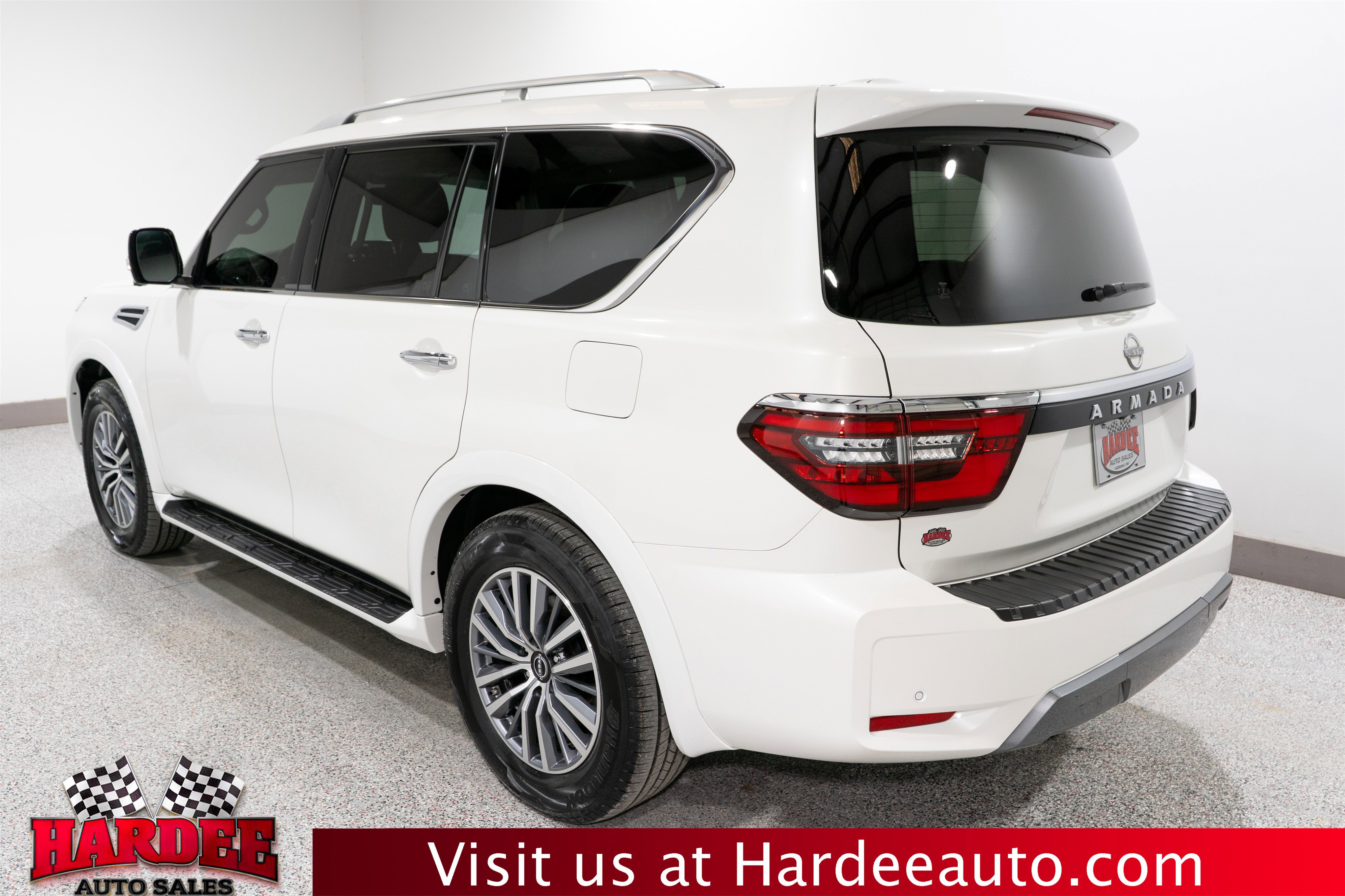 Used 2024 Nissan Armada SL w/ Captain's Chairs Package image 3