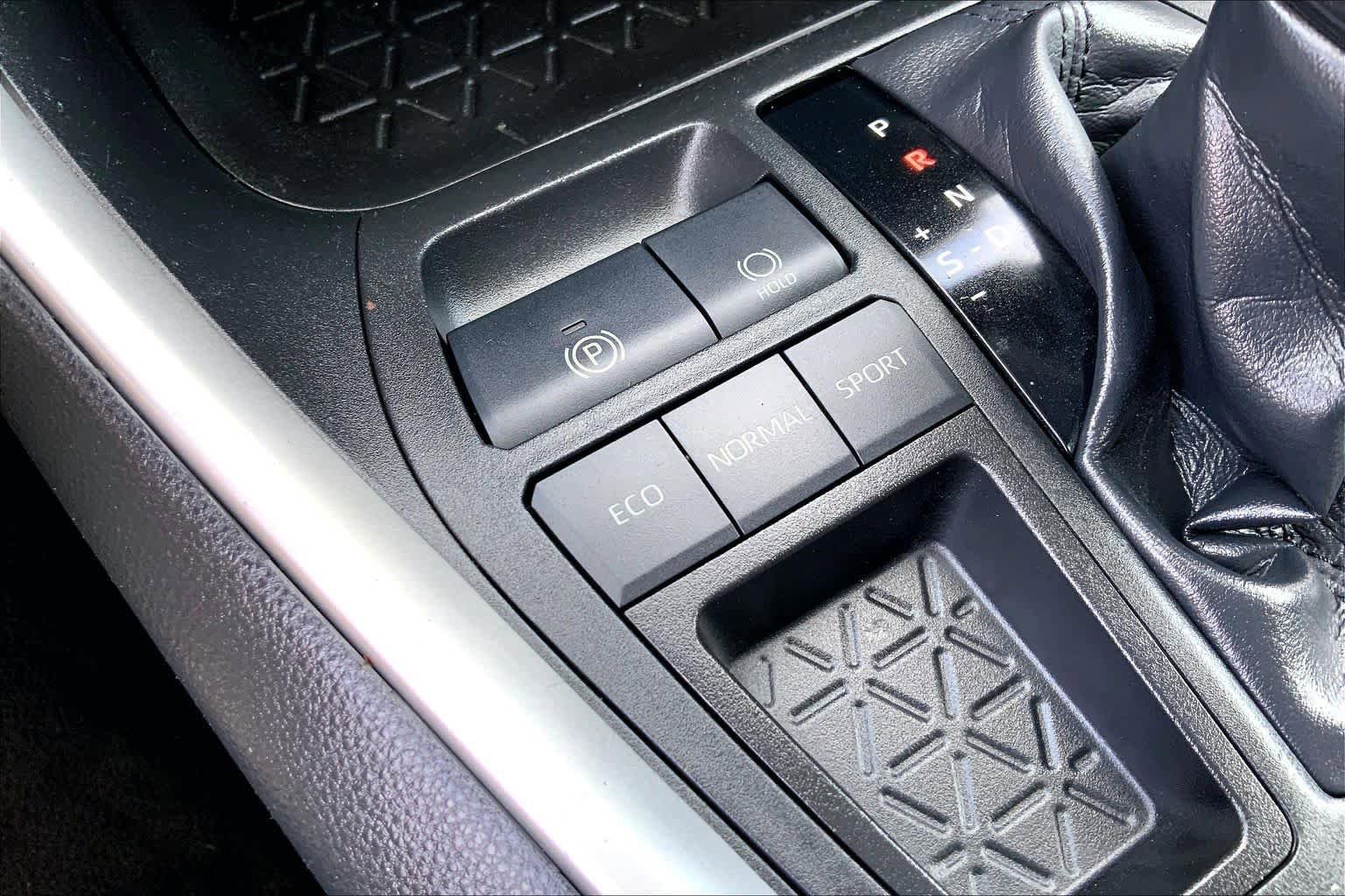 Used 2019 Toyota RAV4 LE image 30