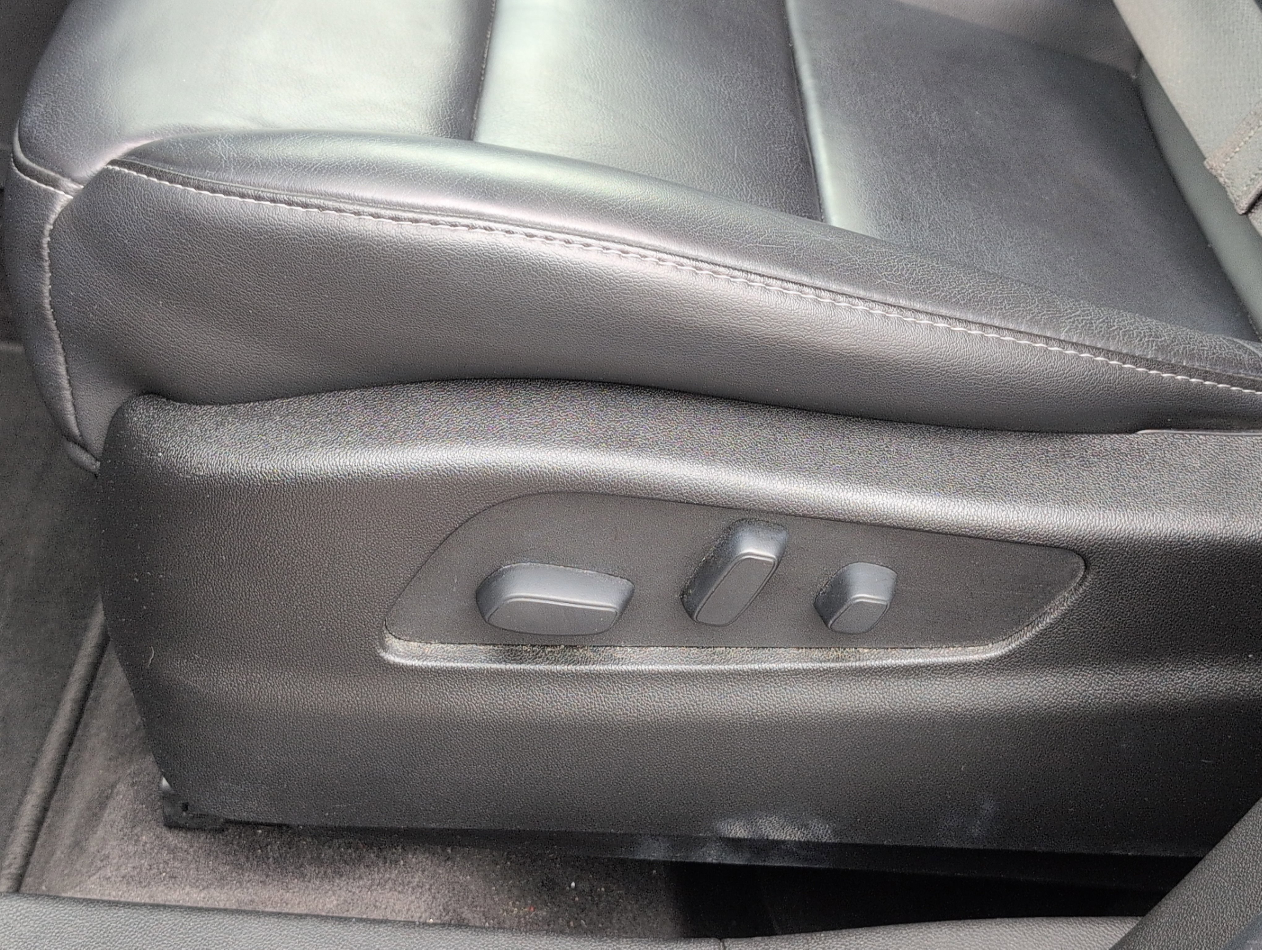 Used 2020 Cadillac XT4 Premium Luxury w/ Driver Awareness Package FWD image 15