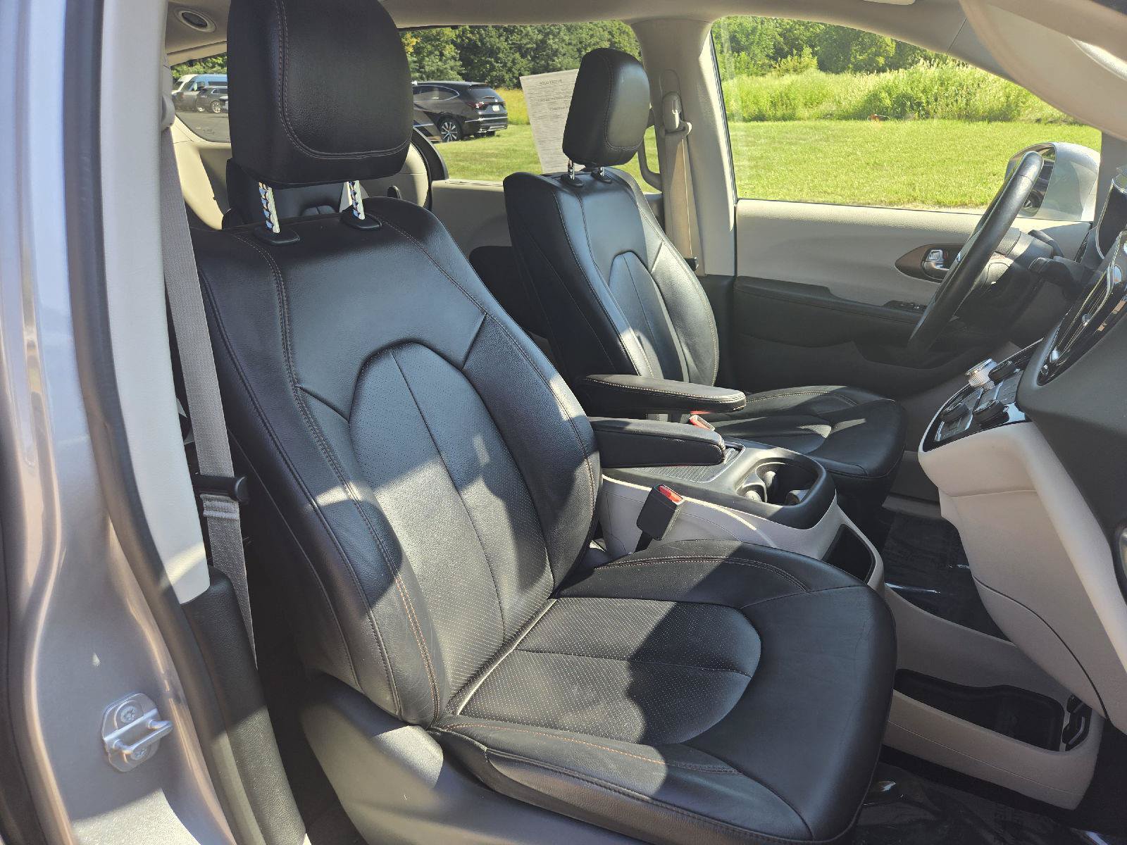 Used 2019 Chrysler Pacifica Touring-L Plus w/ Tire & Wheel Group FWD image 23