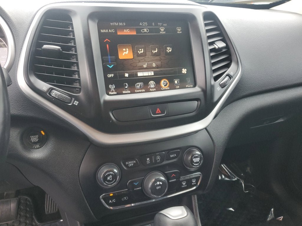 Used 2018 Jeep Cherokee Latitude Plus w/ Cold Weather Group AWD/4WD image 31