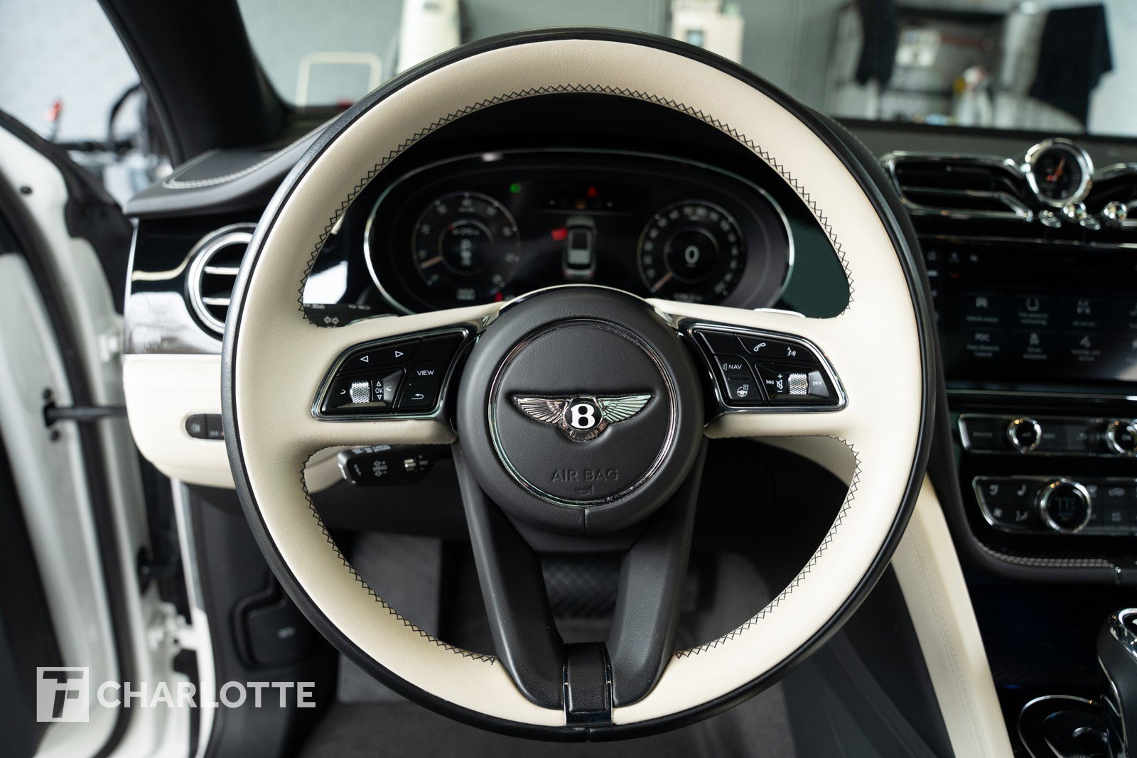 Used 2024 Bentley Bentayga image 22