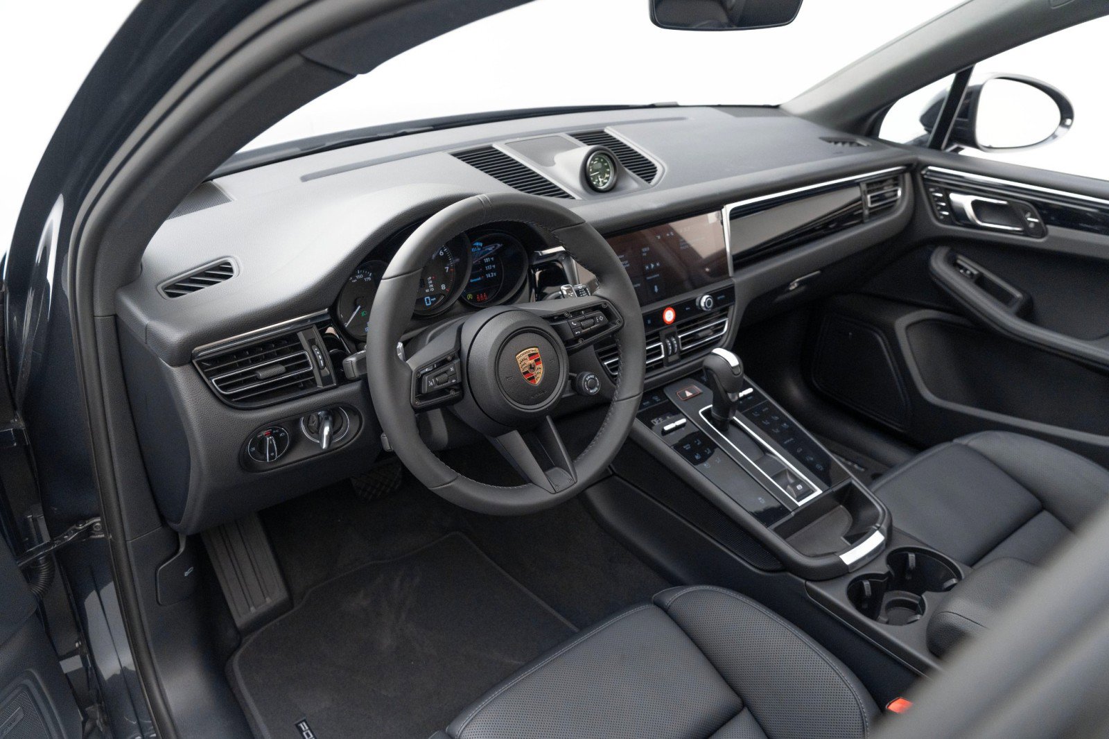 New 2025 Porsche Macan image 4