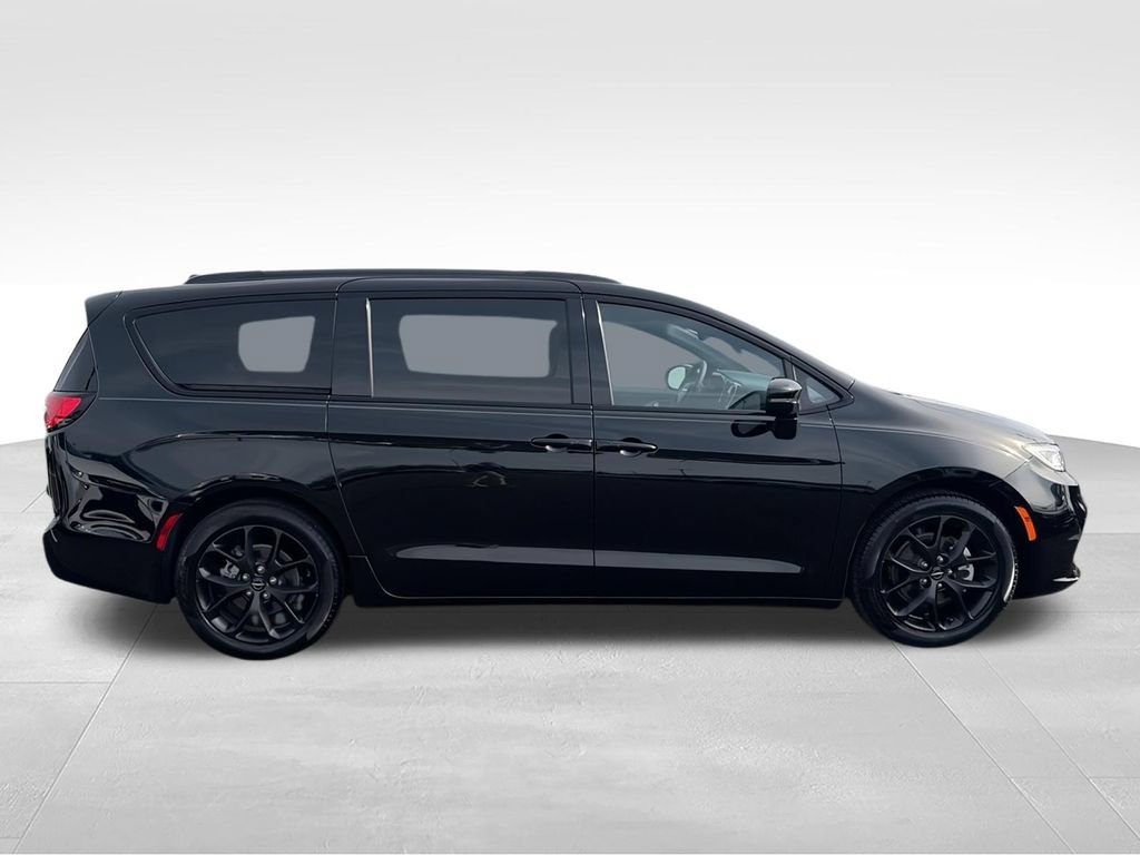 Used 2024 Chrysler Pacifica Touring-L w/ S Appearance Package FWD image 11