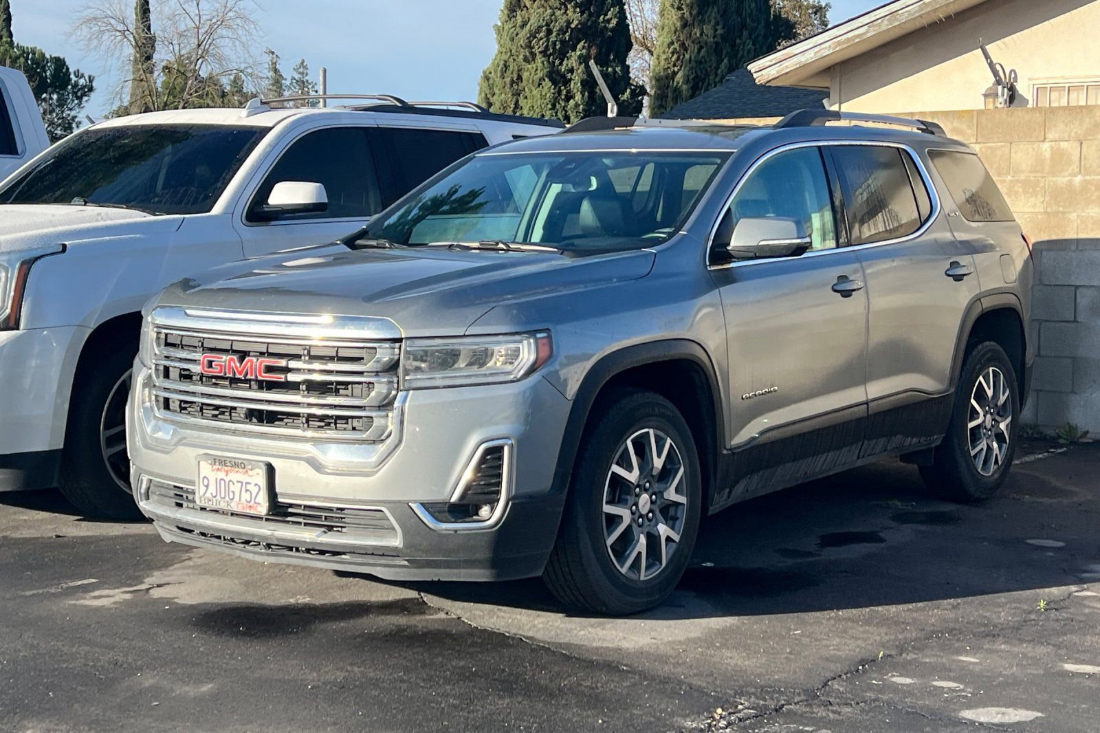 Used 2023 GMC Acadia SLT w/ Technology Package image 2