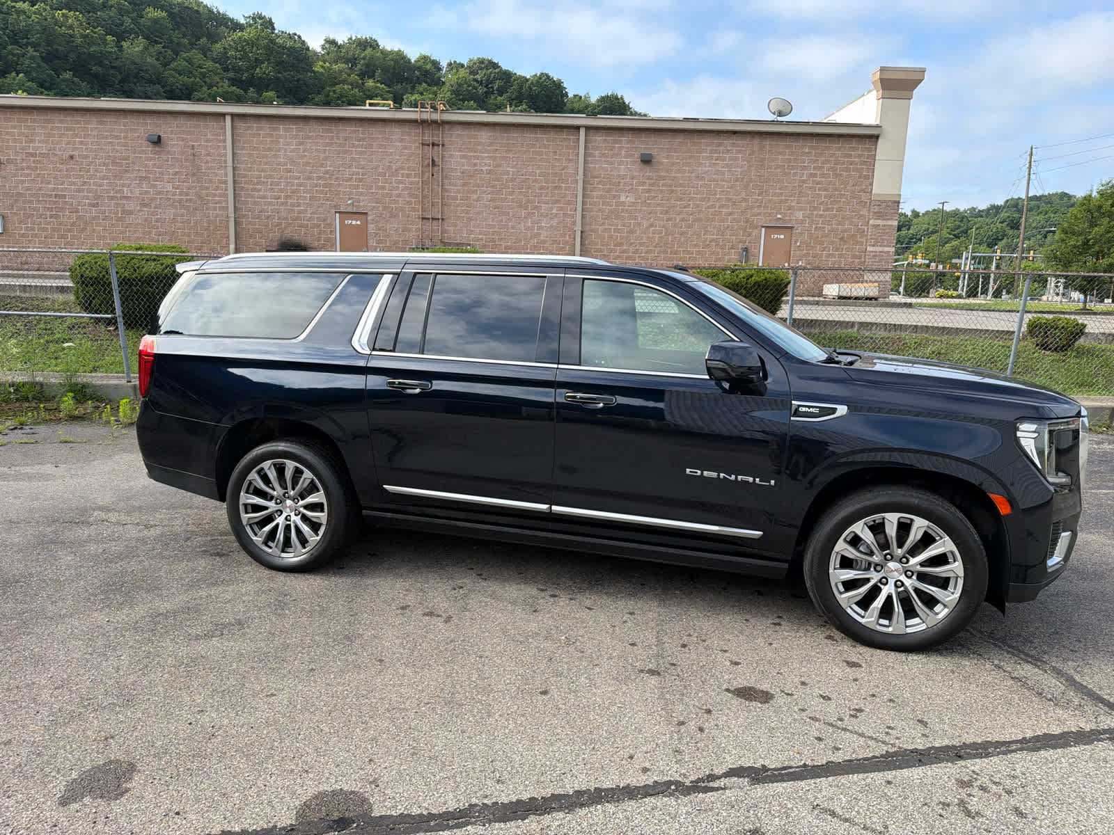 Used 2021 GMC Yukon XL Denali w/ Denali Premium Package AWD/4WD image 3