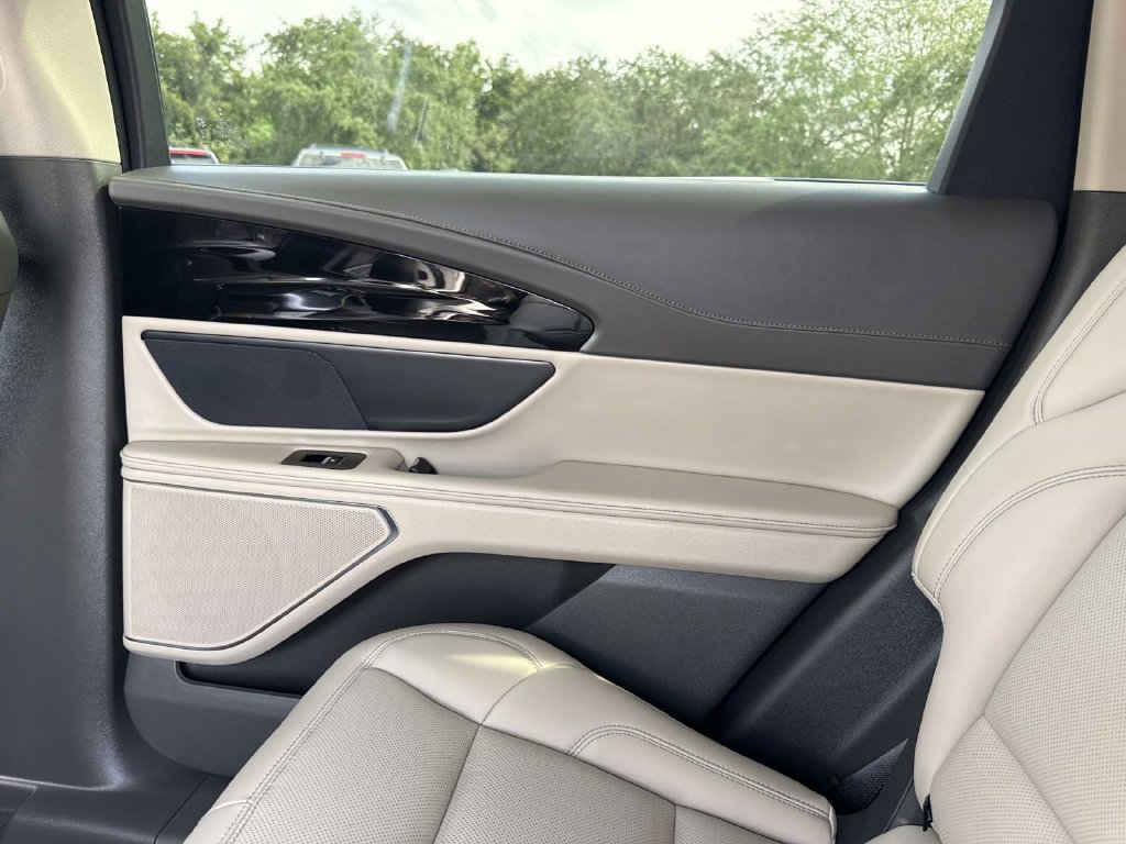 Used 2025 Lincoln Nautilus Premier AWD/4WD image 15