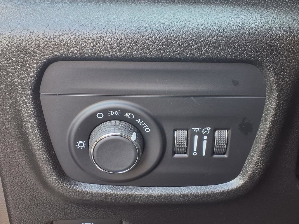 Used 2024 Jeep Grand Cherokee Altitude RWD image 10