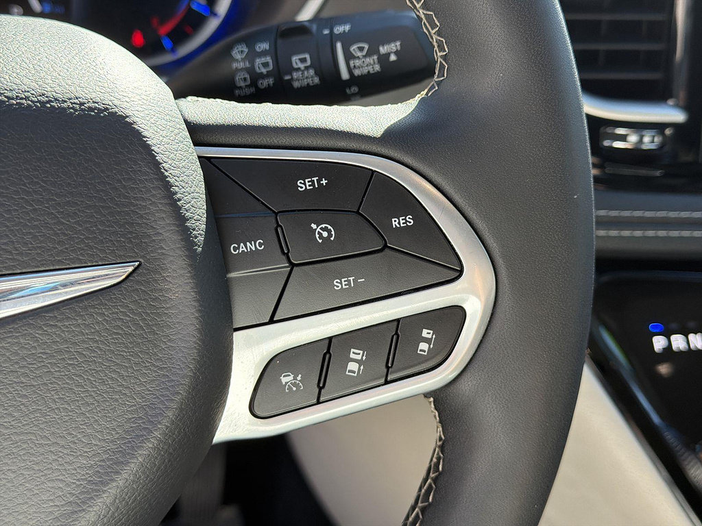 Used 2023 Chrysler Pacifica Touring-L FWD image 35