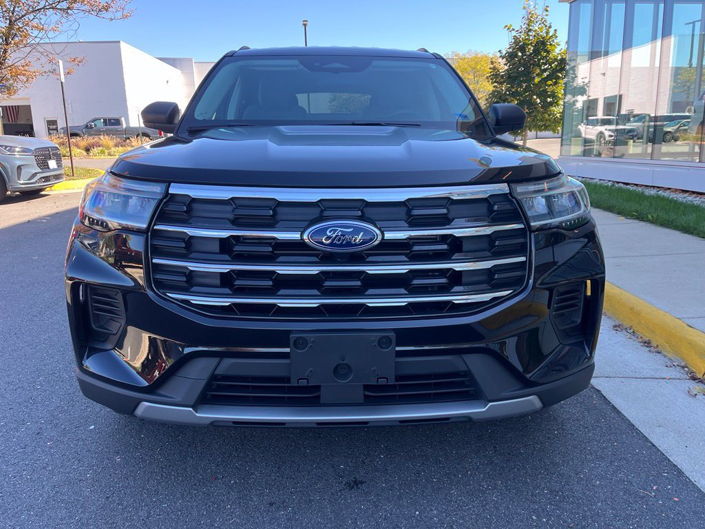 Used 2025 Ford Explorer Active AWD/4WD image 2