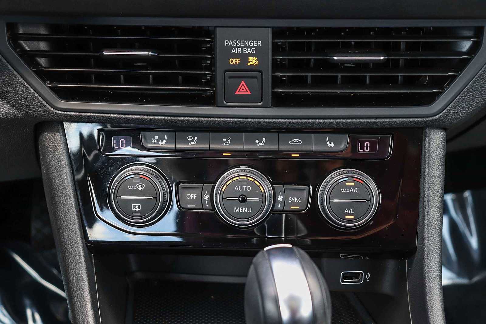 Used 2019 Volkswagen Jetta SE w/ Cold Weather Package FWD image 14