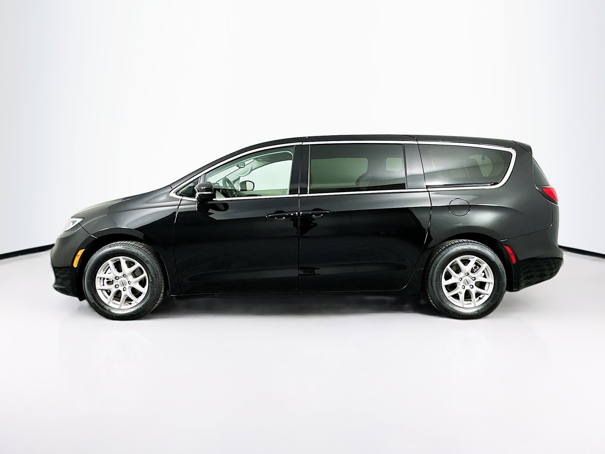 Used 2024 Chrysler Pacifica Touring-L image 4