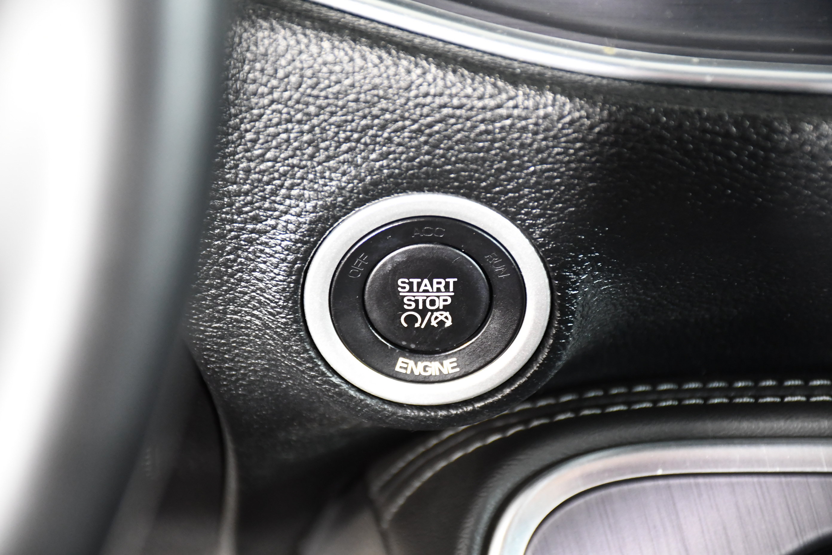 Used 2016 Dodge Challenger SXT RWD image 14
