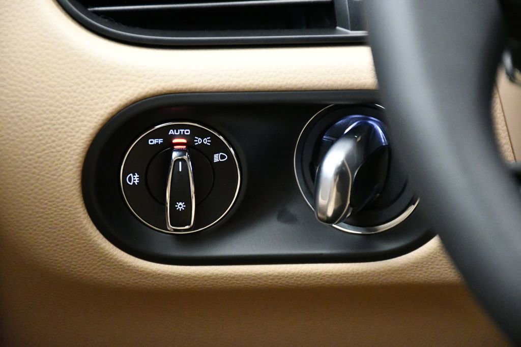 Certified 2025 Porsche Macan image 25