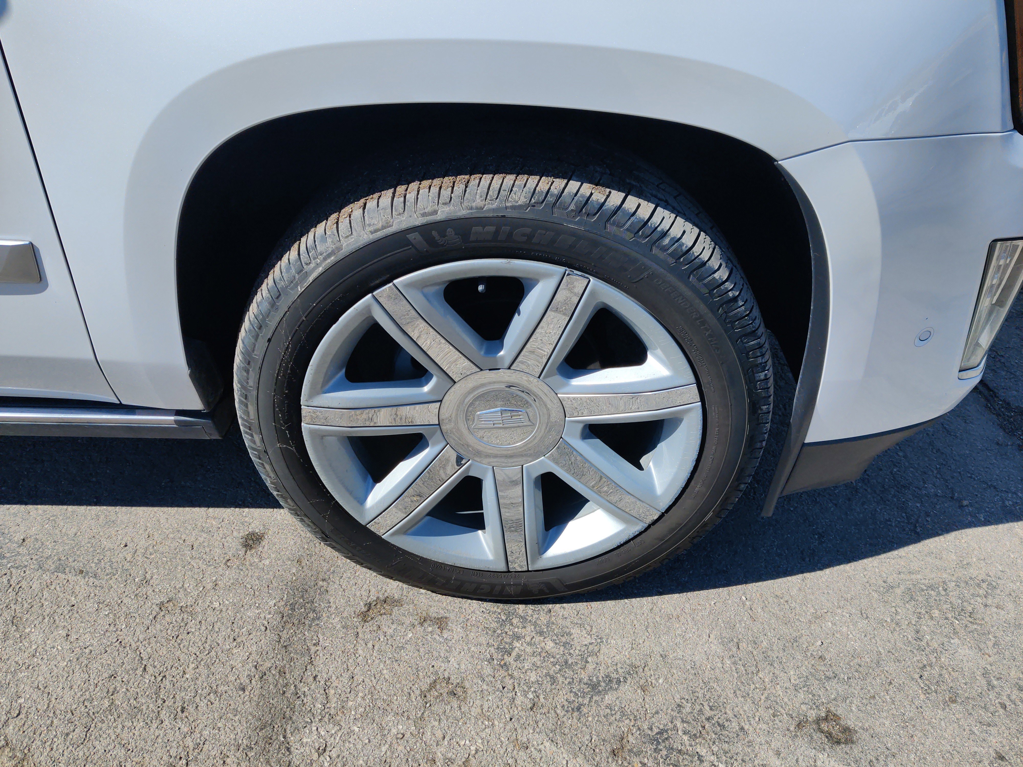 Used 2019 Cadillac Escalade Premium Luxury image 3