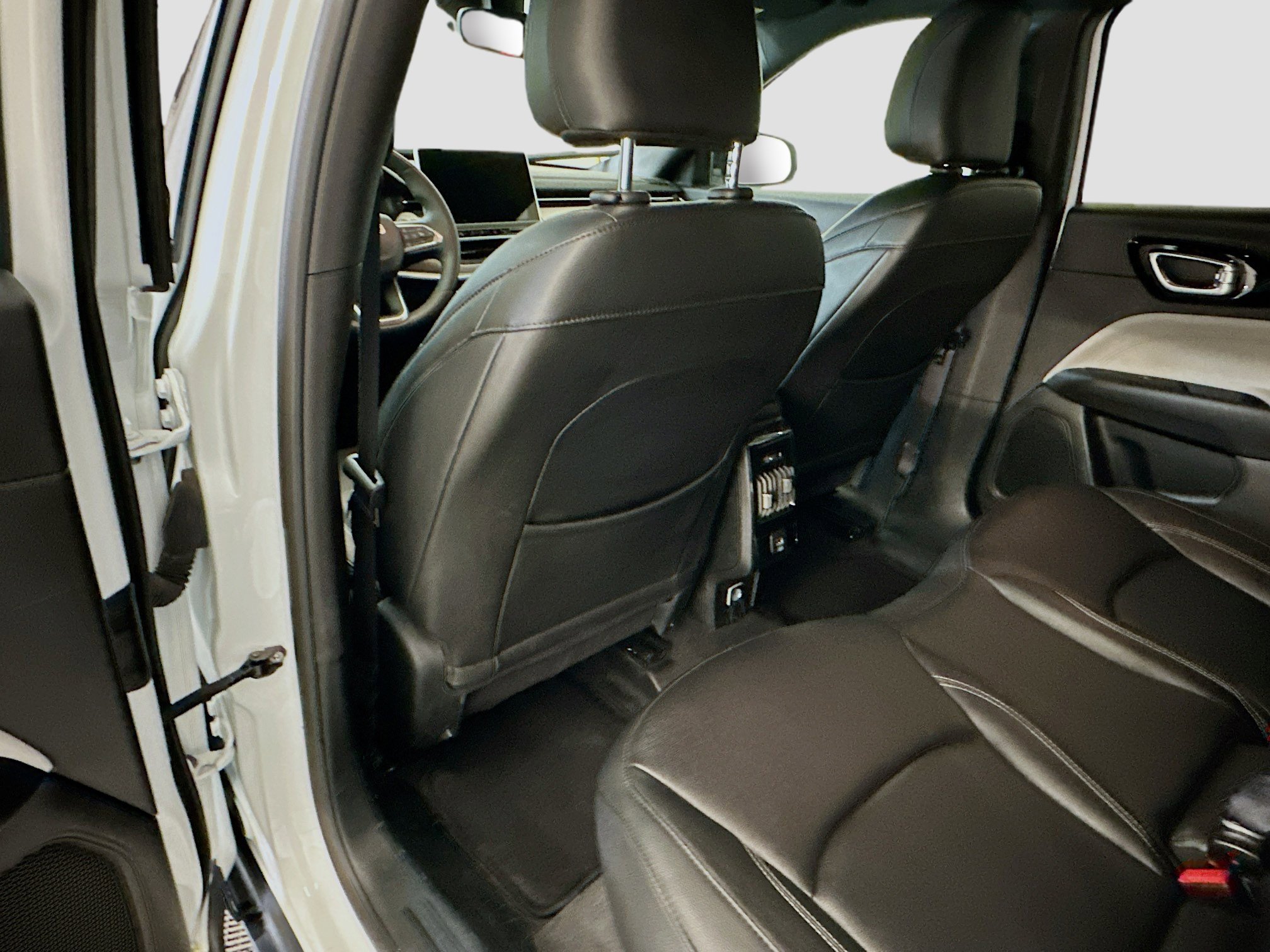Used 2025 Jeep Compass Limited image 27