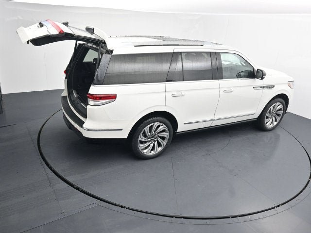 Used 2023 Lincoln Navigator Reserve AWD/4WD image 31