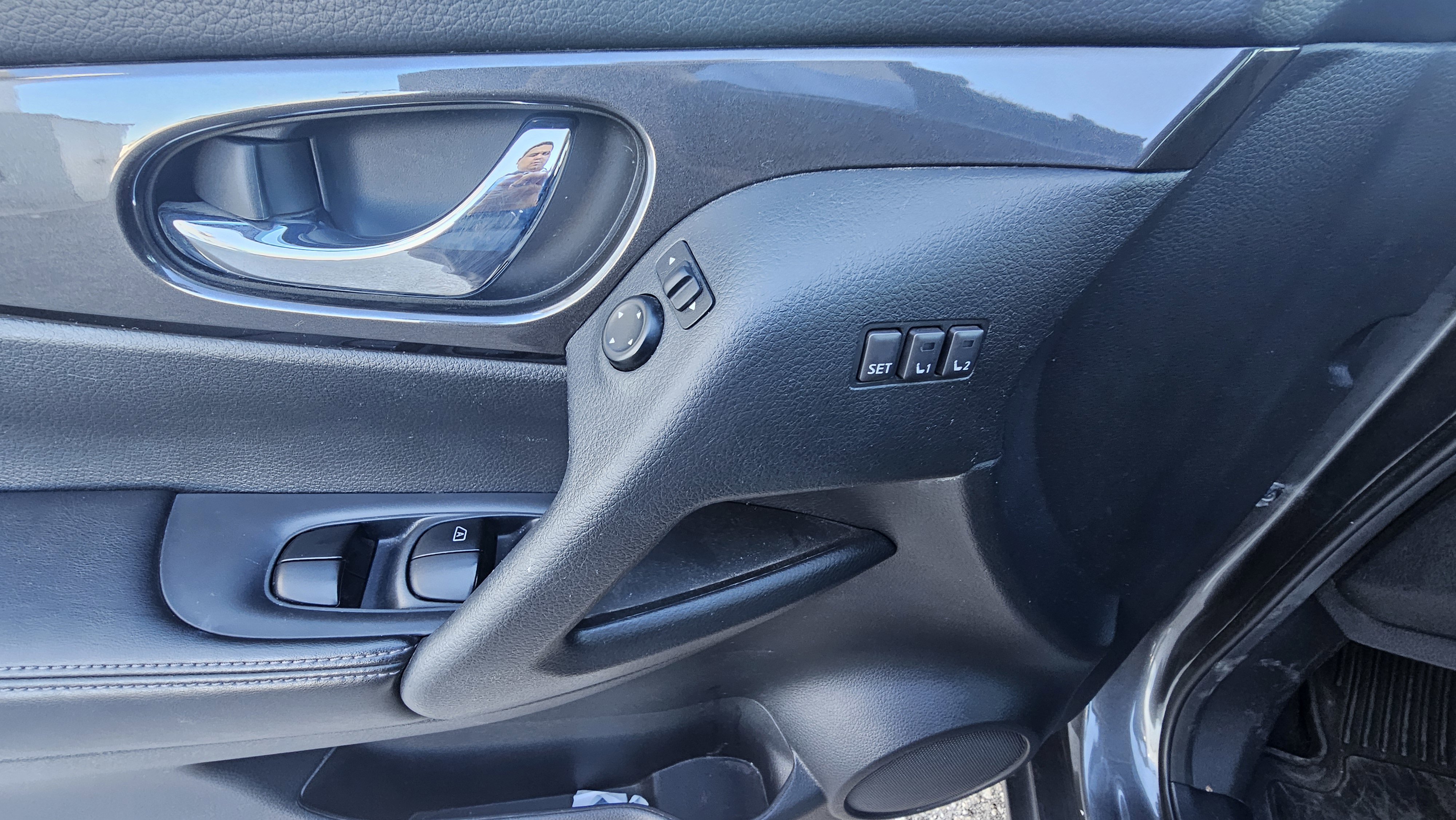 Used 2020 Nissan Rogue SV w/ Premium Package image 11