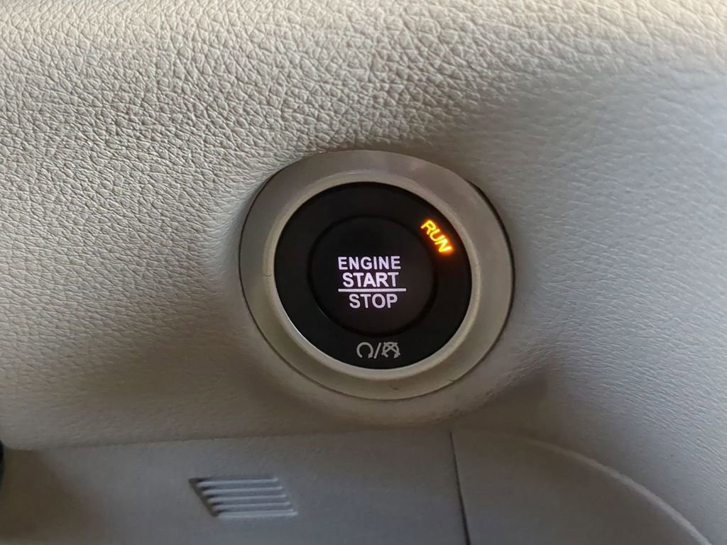 Used 2023 Chrysler Pacifica Limited image 19