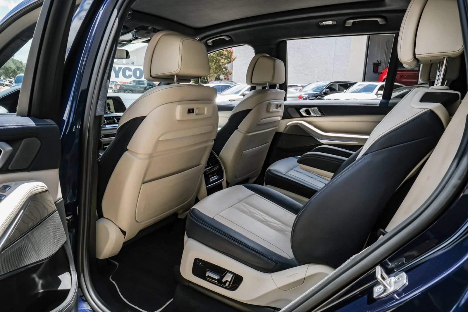Used 2021 BMW X7 xDrive40i w/ M Sport Package AWD/4WD image 38