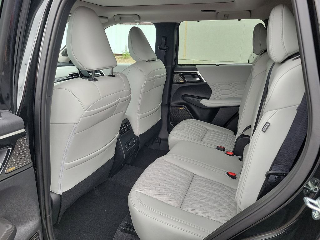 New 2025 Mitsubishi Outlander Platinum Edition image 7