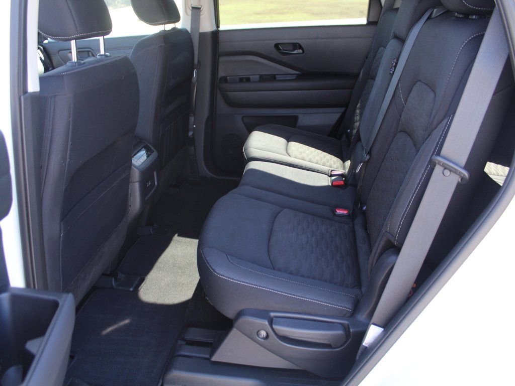 Used 2023 Nissan Pathfinder SV image 4