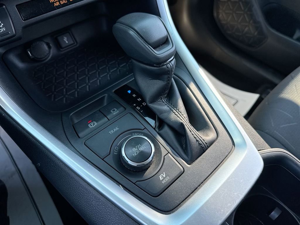 Used 2022 Toyota RAV4 XLE w/ Convenience Package image 20