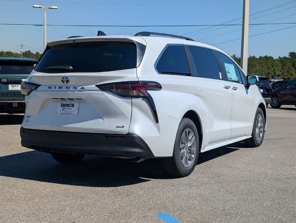 New 2026 Toyota Sienna XLE FWD image 5