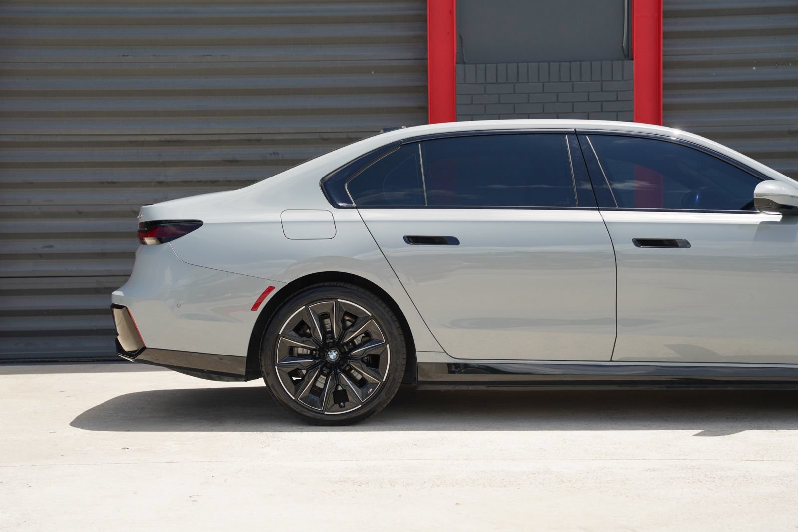 Used 2024 BMW i7 eDrive50 w/ M Sport Package RWD image 3