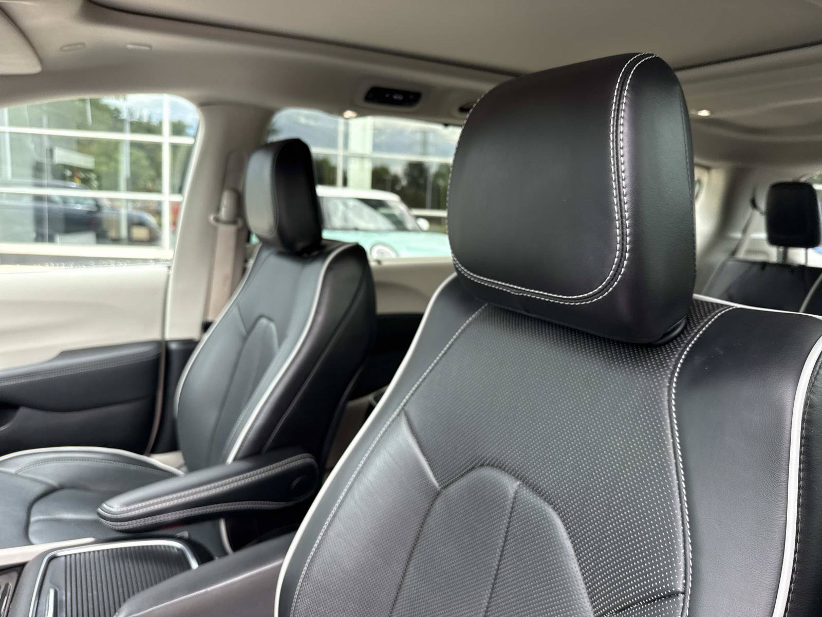 Used 2024 Chrysler Pacifica Limited FWD image 21