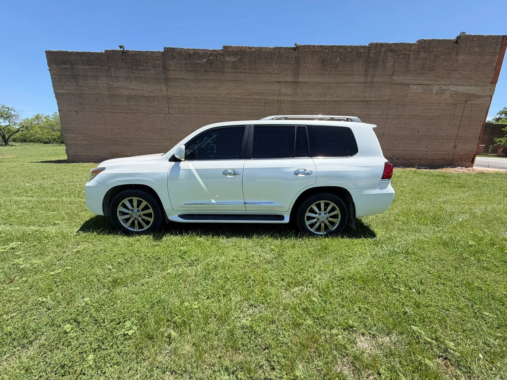 Used 2010 Lexus LX 570 4WD image 2