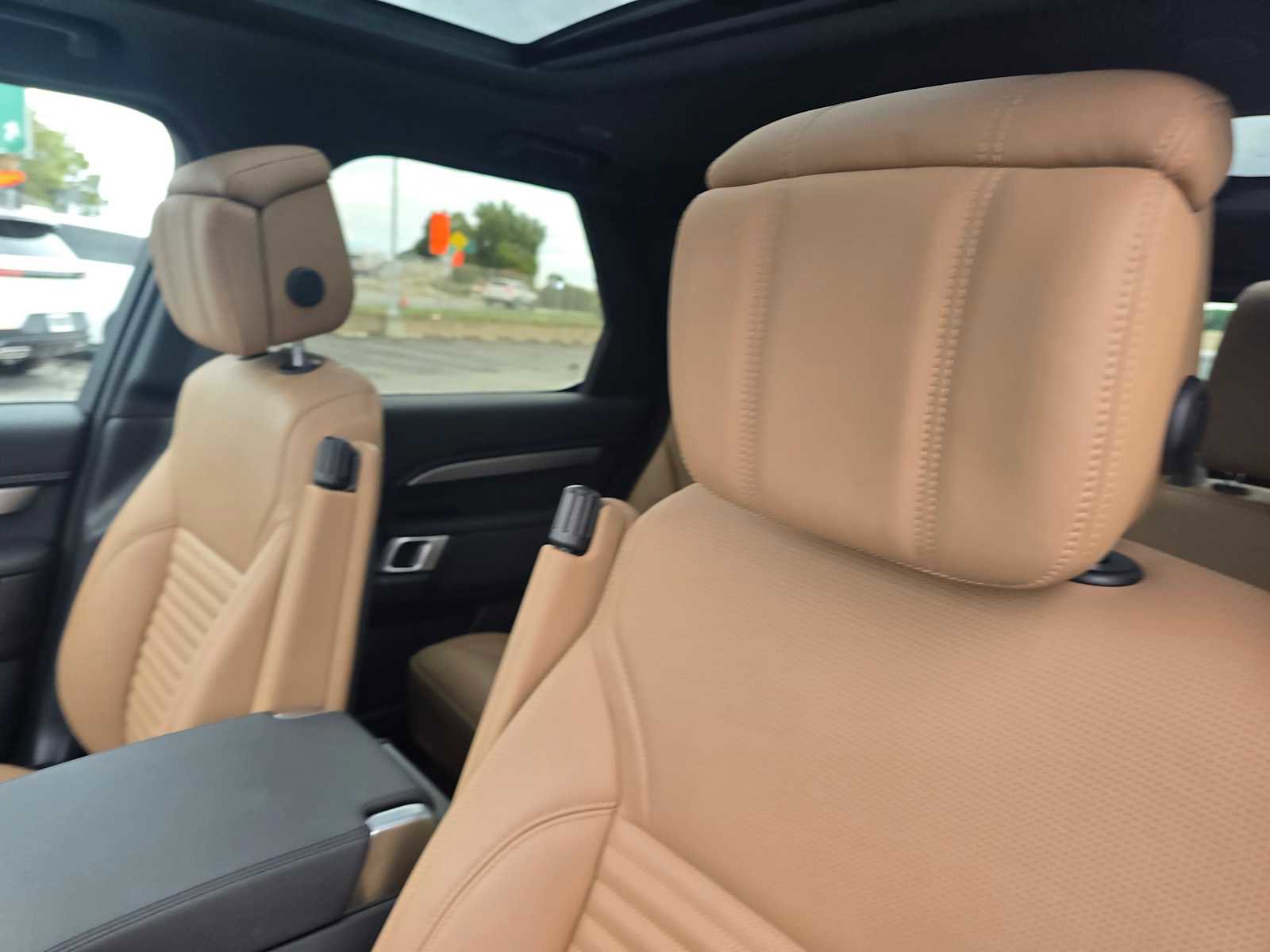 Certified 2025 Land Rover Discovery Dynamic SE image 26