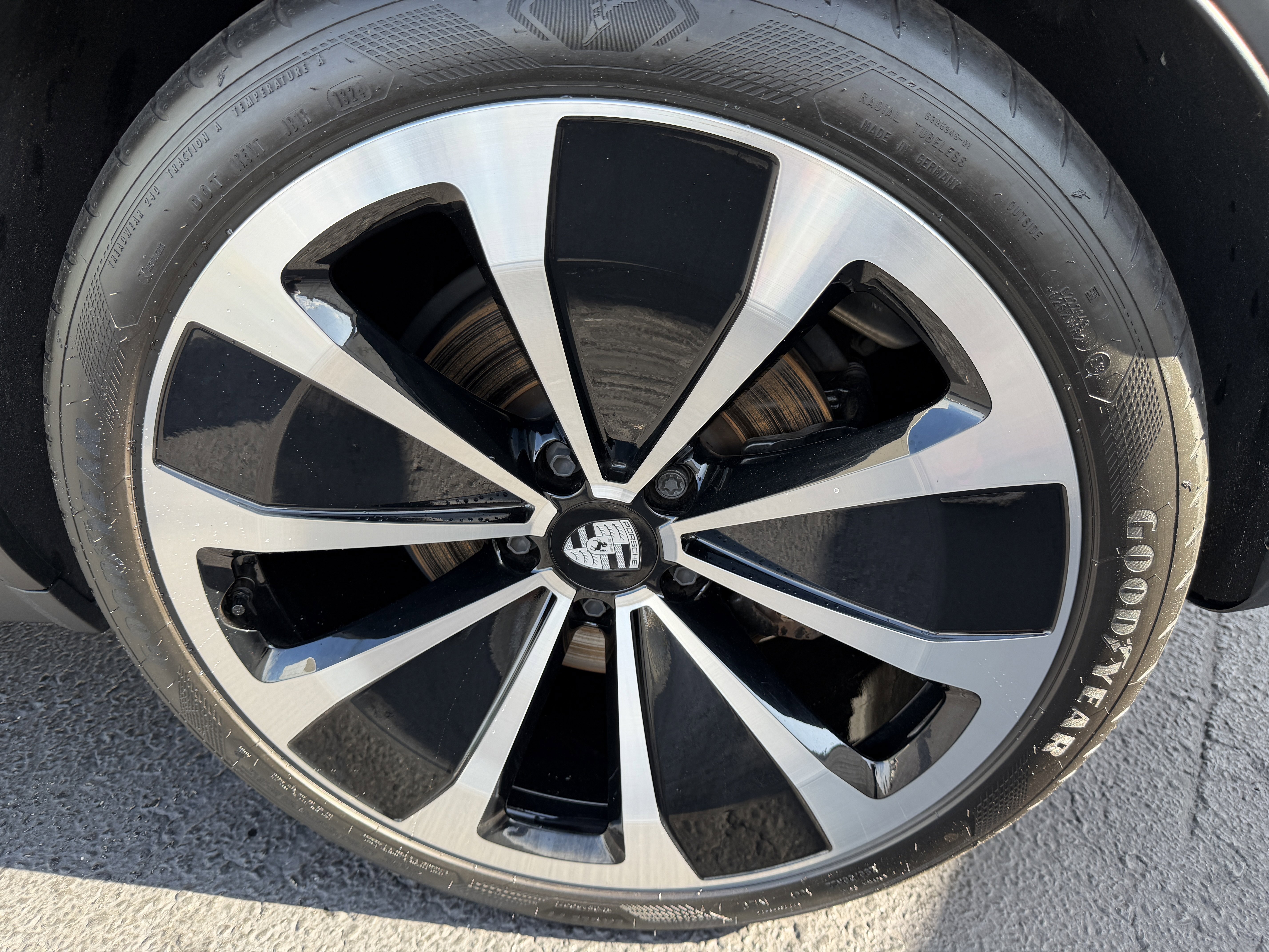 Certified 2024 Porsche Macan 4 Electric image 9